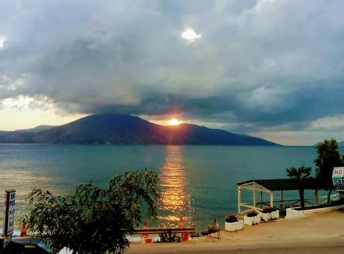 Ramo's Hilltop Retreat With Kitchenette And Patio - 2nd * Vlorë